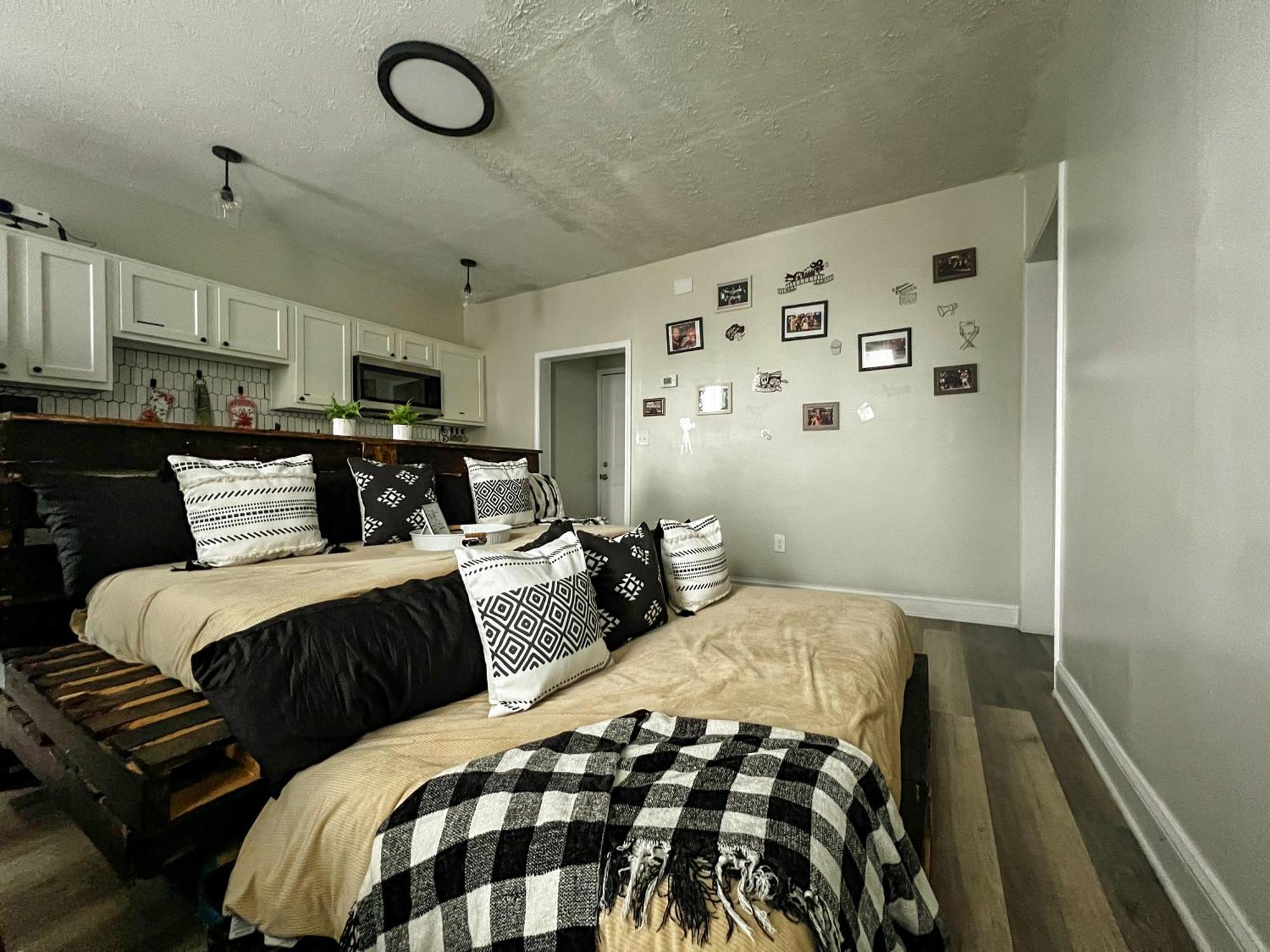 2 Lofts Downtown Louisville One Theater Room エクステリア 写真