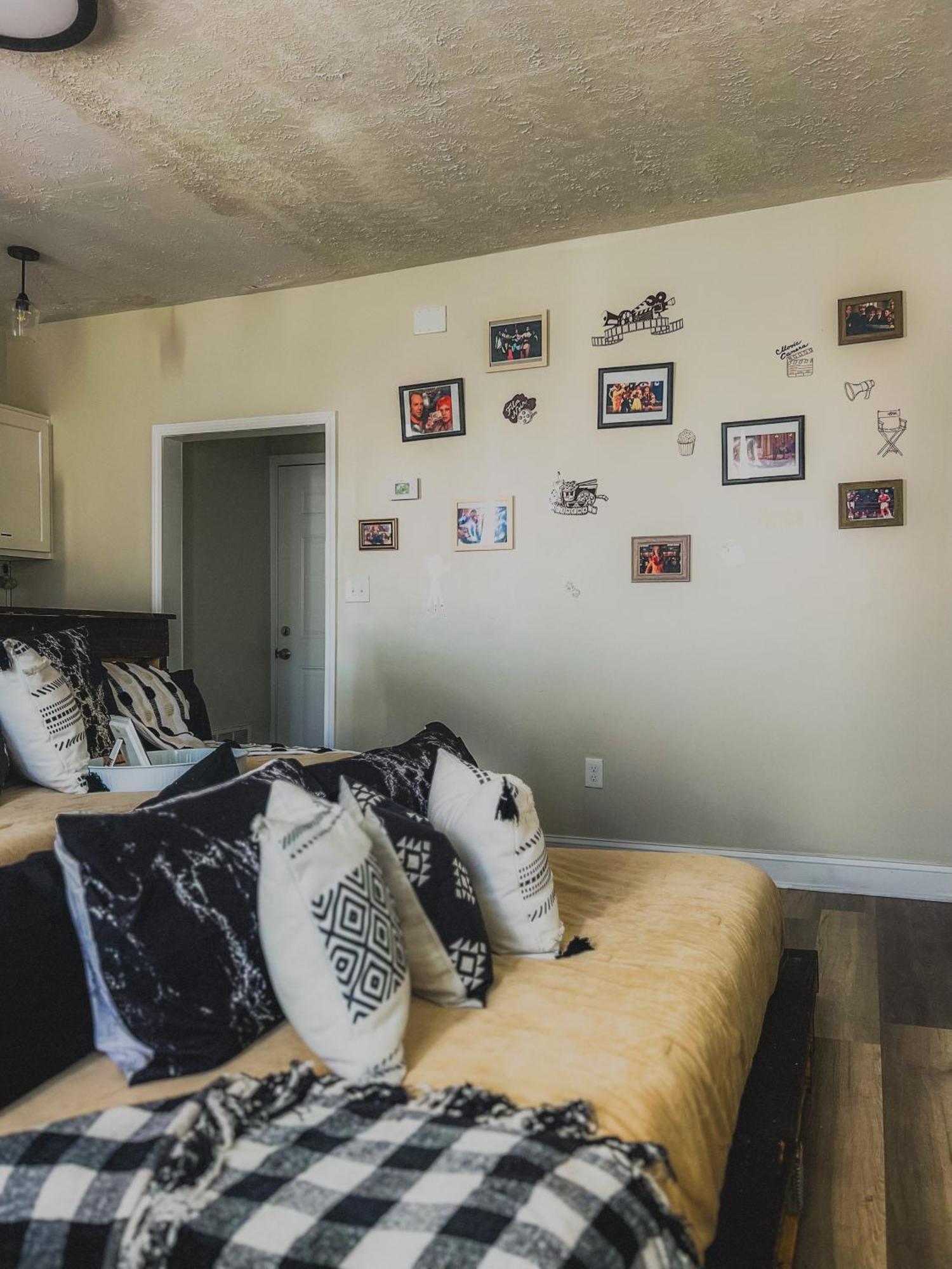 2 Lofts Downtown Louisville One Theater Room エクステリア 写真
